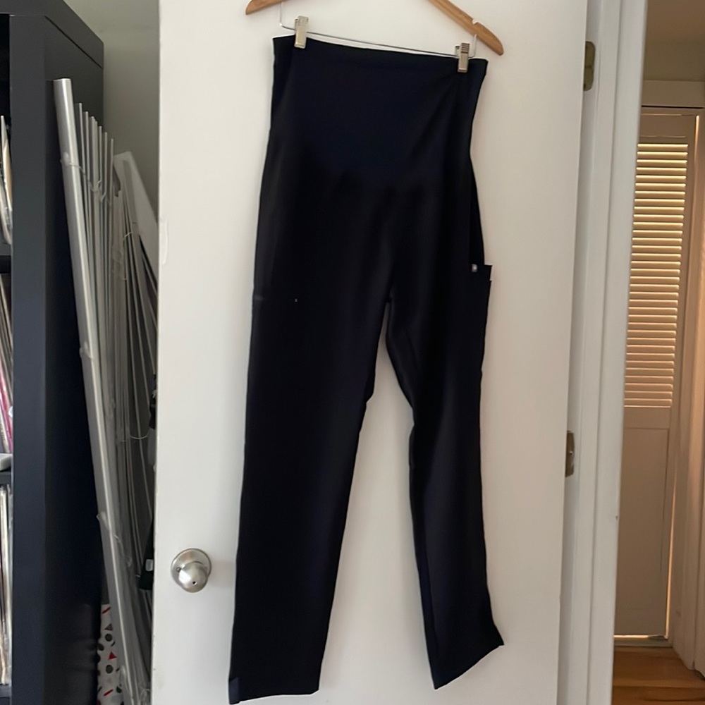 Maternity Fig scrub pants in size medium black
